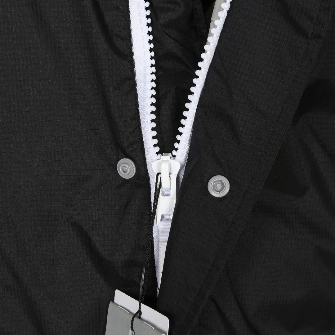 P860 Big Goose 01 Glacial White Label Down Jacket Canada Goose Canada Goose FW21 Chilliwack Series Glacial Haze White Label 01 Pilot Solid Color Hooded Down Jacket Down Jacket Winter Unisex Description: The Chilliwack bomber jacket was originally designed for pilots in uninhabited areas in northern Canada. It is durable, warm and easy to move, which can meet the needs of pilots working in the Arctic waterways. Chilliwack's iconic style remains popular and is a popular jacket from Canada Goose. The Northern Lights capsule collection is reimagined in rich hues inspired by the stunning colors of Canada's north. The Glacial Haze capsule series is improved with an eye-catching and layered color series, giving people the feeling of being caught in the mist around icebergs and glaciers. Material list: 1⃣ Original custom-made double plain 9500-100% nylon nylon fabric 2⃣ Original YKK zipper, not a sub-factory product 3⃣ National standard 80% widely inspected white duck down, (ZP uses 80% white duck down/everything that boasts 90% is fake) Material analysis characteristics: 1⃣ Original factory/9500-100% nylon100% nylon Lurex yarn is actually 100% nylon. Nowadays, there are few pure ones. Most of them are mixed with cotton or polyester. Our top-quality original version is developed in accordance with ZP and uses the same material. 2⃣ As we all know, the original version uses 80% white duck down. The fill power refers to the cubic inches of volume occupied by each ounce (30 grams) of down under certain conditions. If one ounce of down occupies 500 cubic inches, the fill power of the down is 500. So we can simply understand it as: fill power is the volume of down, and the volume of down is fill power. The higher the fill power of down, it means that under the same filling amount, down can fix a larger volume of air layer to keep warm and insulate, so the warmth retention of down is better. Summary: Note: In order to maximize profits during the production process, some businesses add toxic waste silk, 50 velvet, hand-feel velvet, etc. to clothes! But on the outside of the clothes, good fabrics are used. It is said to be 90% white duck down at purchasing agent level, or even more exaggeratedly said to be 90% white goose down, to fool the layman! (You can consult the official Big Goose. All authentic styles are made of white duck down.) I will also teach you a more practical trick: buy an authentic product from Tmall, and at the same time buy a piece of clothing from a merchant you trust, and come back to compare the details. (Tmall offers 7-day no-reason returns and S+ offers 15-day no-reason returns without affecting secondary sales.) ⚠️ Remember, you get what you pay for! Don't be greedy for small gains, or you will suffer big losses! Every customer is welcome to ask questions and we will continue to improve product quality and service! Product color: black, white, dawn blue, mood blue Size: S, M, L, XL, XXL